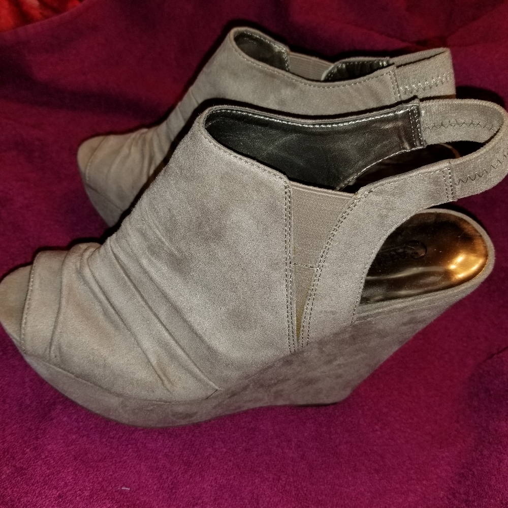 NWOT Carlos wedge shoes 8.5 gray